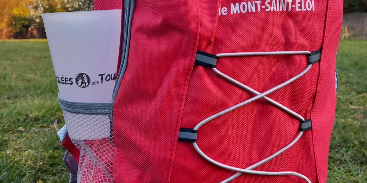 Un sac à dos rouge en cadeau