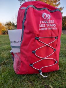Un sac à dos rouge en cadeau