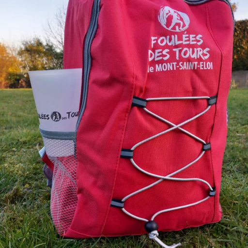 Un sac à dos rouge en cadeau